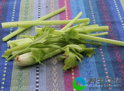 生活中经常会有人多吃高纤维素食物，如蔬菜中的芹菜、白菜、空心菜，粗粮中的黄豆、燕麦和绿豆