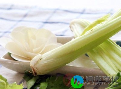 泡菜、芹菜全部切碎备用