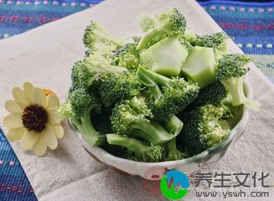 西兰花和虾仁一起放入锅中焯水