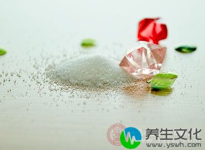 取100毫升的清水，放入2汤匙食盐，搅拌均匀