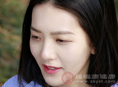 眼袋大是什么原因 教你轻松去除眼袋