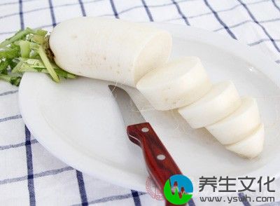 拿一片萝卜，放入饺子馅