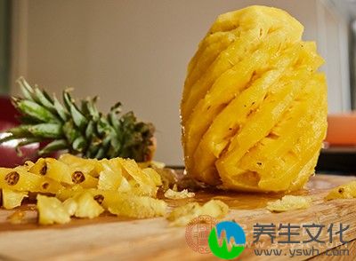 菠萝含有大量的膳食纤维、镁和钙