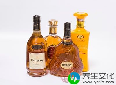 酗酒或长期饮酒，会刺激肝脏合成更多的内源性三酸甘油酯