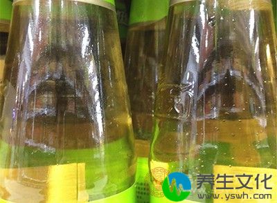 早上用半杯温水，用白米醋(醋可以)一勺