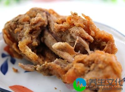 少给宝宝吃零食和一些肥腻的食物