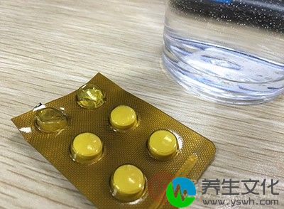 可以服用藿香正气软胶囊和黄连素片和颠茄片对症治疗