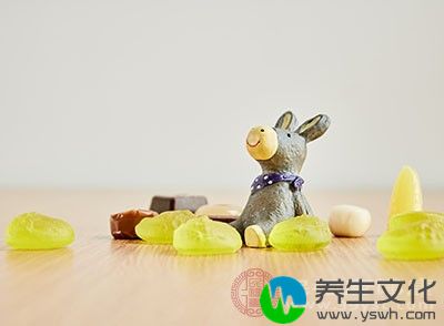 少吃含糖量高的食物，如糖果、甜品