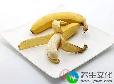 鲜香蕉根200克，捣烂绞汁煮熟，加食盐少许调服