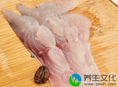 将鲜鱼肉洗净、蒸熟、去皮、去骨刺、压碎