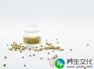 绿豆洗净，用凉水浸泡半天