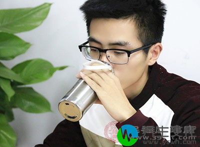 我们在出现咳嗽一定要多喝一点水