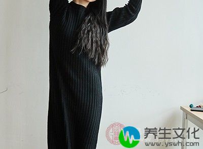 手臂伸直紧紧的贴住耳朵，要往左边侧弯到极限