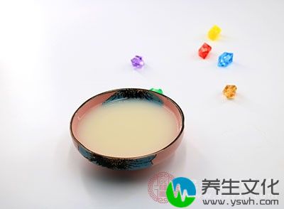 平时有很多人喜欢在早晨喝一碗蜂蜜水，然后在吃早餐时喝豆浆，其实这种做法是错误的