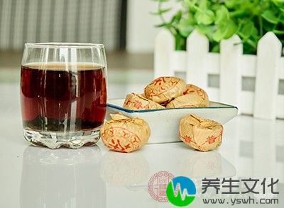 将茶叶25克用开水冲一大杯浓茶水，冷却后经常饮入