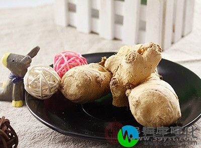 油烧热后爆香蒜茸、姜末、加入腐竹及虾皮