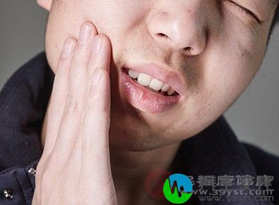 牙结石在口腔吸附细菌或毒素，很容易引发牙周炎