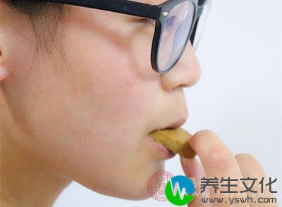 很多人吃饭时狼吞虎咽，缺少咀嚼