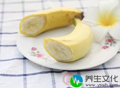 香蕉2根，油适量，面包糠适量