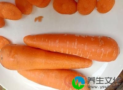 将胡萝卜搽成丝然后加入适量的面糊来做胡萝卜饼吃