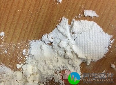 洗葡萄干我们只需要放少量的淀粉放进清水中