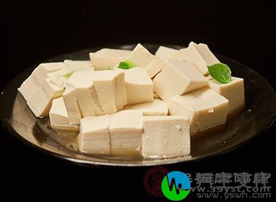 如果吃太多大豆、豆制品、炒蚕豆、白薯等胀气食物，则可能会导致肠内气体充盈而发生急性肠扩张或溃疡穿孔等并发症