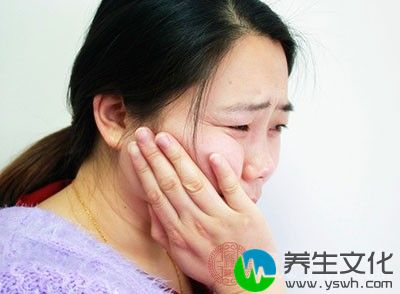 一些慢性感染容易诱发患者出现脖子后面疼的症状，主要是咽喉炎，其次为龋齿、牙周炎、中耳炎等