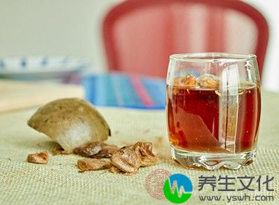 我们可以将罗汉果用沸水煮开，然后浸泡