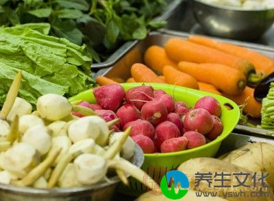 我们平时可以多吃一些蔬菜、水果， 少吃油腻与剌激性食品