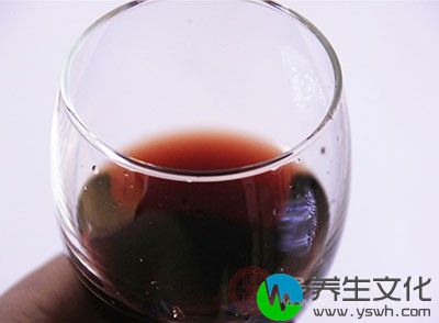 老人平时适度饮酒可预防心脏病、糖尿病和记忆减退等好处