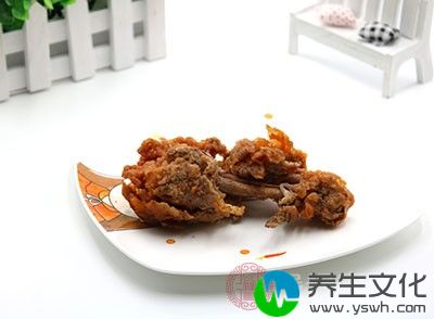 吃一些过于油腻的食物容易长白块