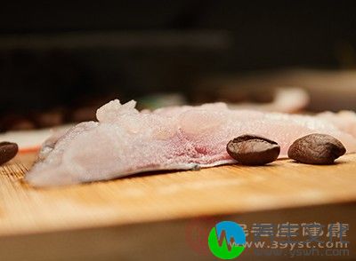 秋刀鱼、金枪鱼等深海鱼类中含大量的Omega-3脂肪酸，能抑制女性体内前列腺素分泌量