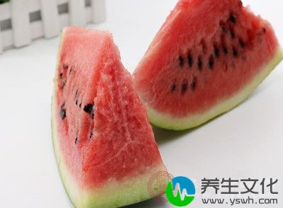 少吃冰淇淋、西瓜和冰饮料等等，尽量吃一些温热的东西