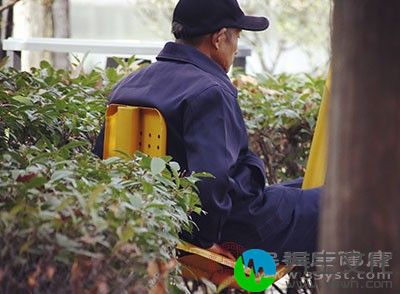 老人平常一定要注意坐下起身要慢一些