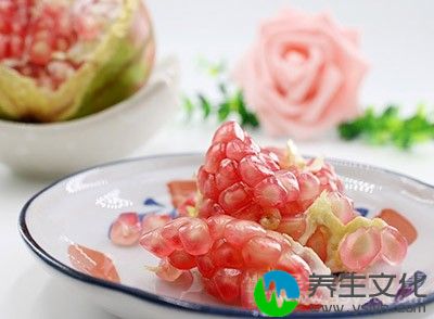 石榴2个，蜂蜜适量，清水适量