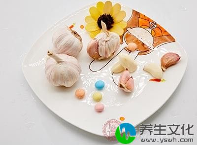 生大蒜去皮之后放入食醋中浸泡