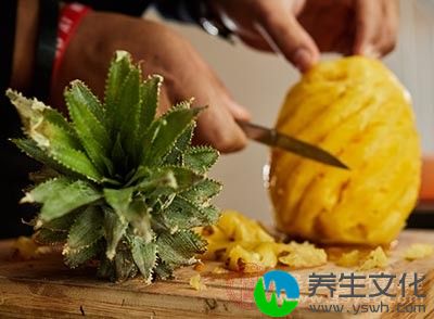 菠萝含有大量的果糖、葡萄糖