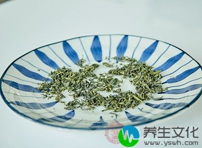 用浓茶嗽口或口嚼茶叶都能消除口臭