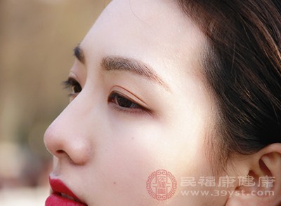 为什么会有黑眼圈 卸妆不仔细小心这后果