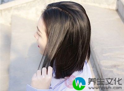 女性原本有一头黑发，但近变得干燥并稀疏