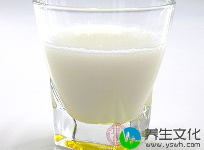 相信大家都知道牛奶中含有丰富的钙，基本上半斤牛奶就含有300mg的钙